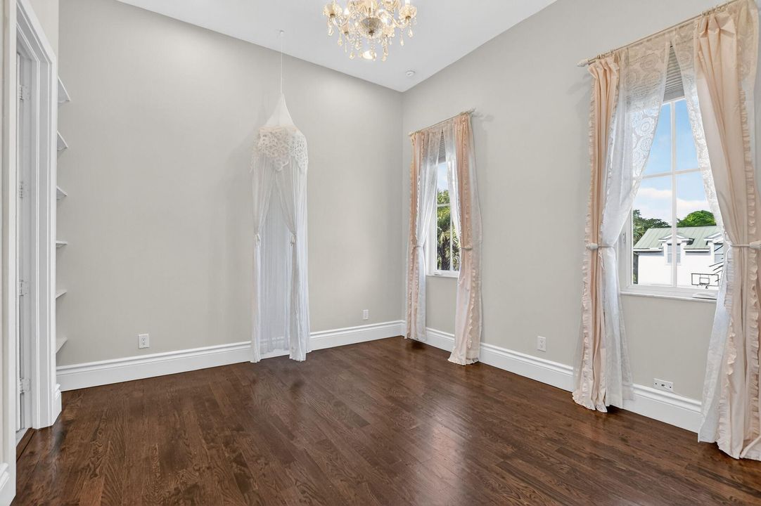 В аренду: $12,999 (5 спален, 5 ванн, 3697 Квадратных фут)