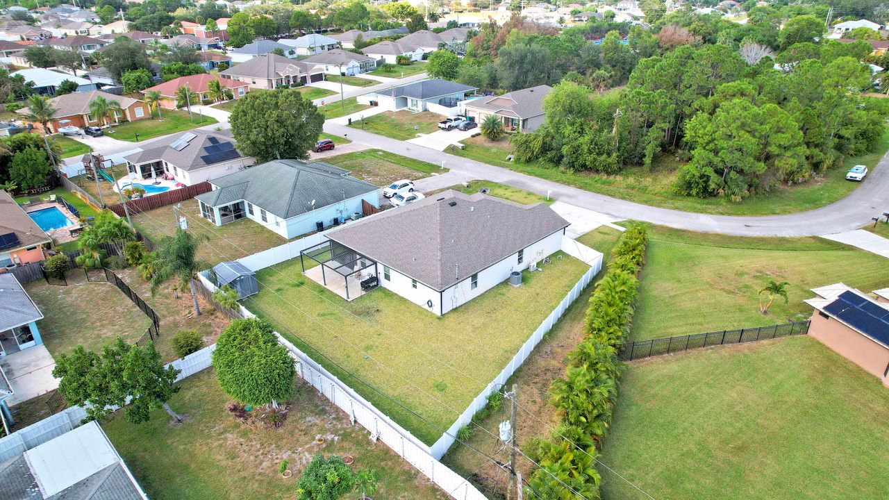 待售: $560,000 (4 贝兹, 2 浴室, 2066 平方英尺)