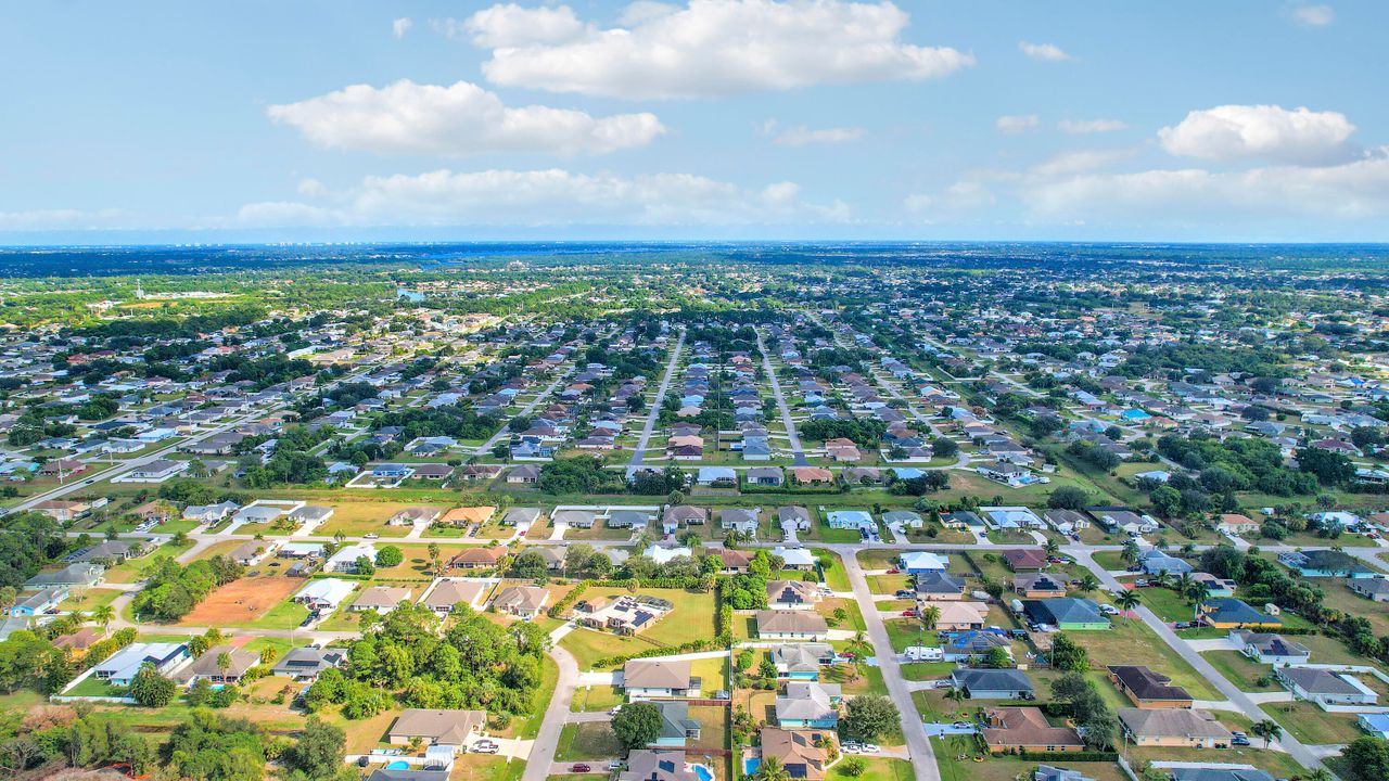 待售: $560,000 (4 贝兹, 2 浴室, 2066 平方英尺)