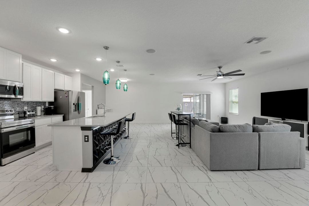 待售: $560,000 (4 贝兹, 2 浴室, 2066 平方英尺)