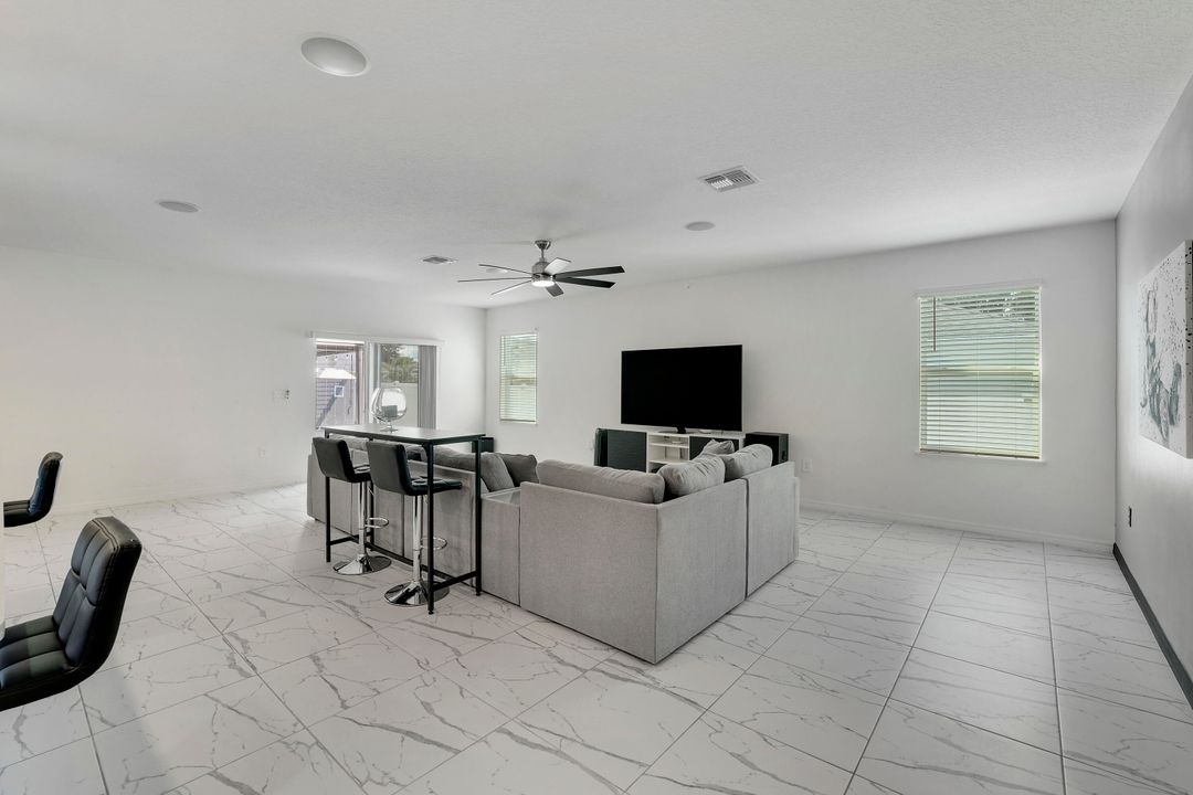 待售: $560,000 (4 贝兹, 2 浴室, 2066 平方英尺)