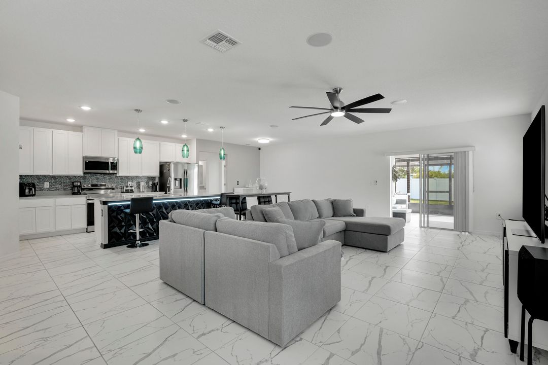 待售: $560,000 (4 贝兹, 2 浴室, 2066 平方英尺)