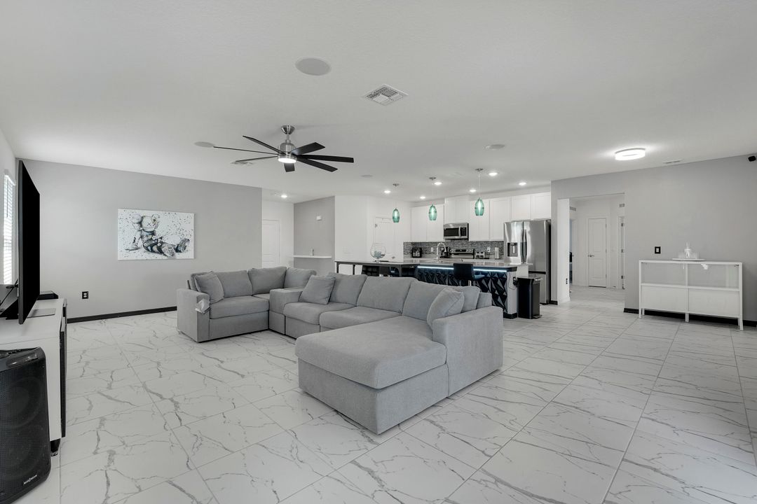 待售: $560,000 (4 贝兹, 2 浴室, 2066 平方英尺)