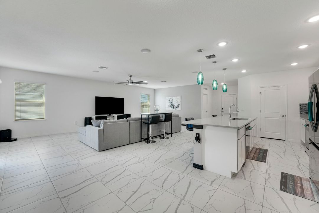 待售: $560,000 (4 贝兹, 2 浴室, 2066 平方英尺)