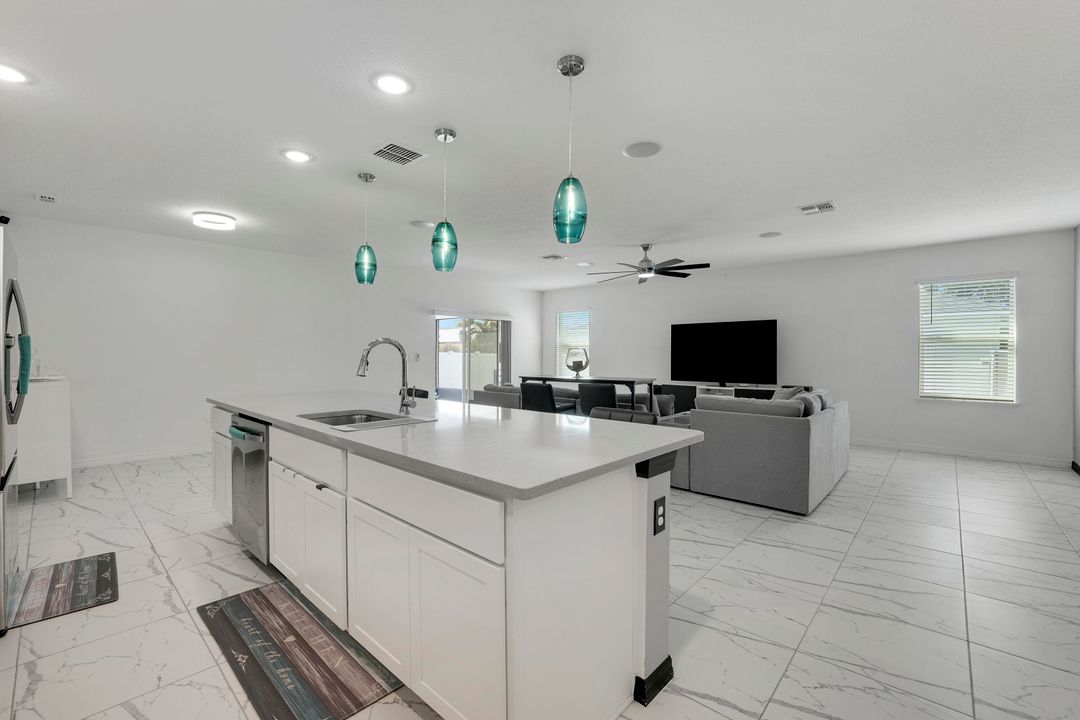 待售: $560,000 (4 贝兹, 2 浴室, 2066 平方英尺)