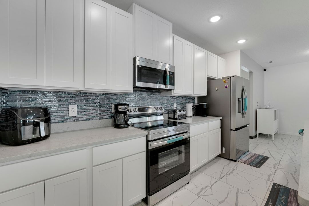 待售: $560,000 (4 贝兹, 2 浴室, 2066 平方英尺)