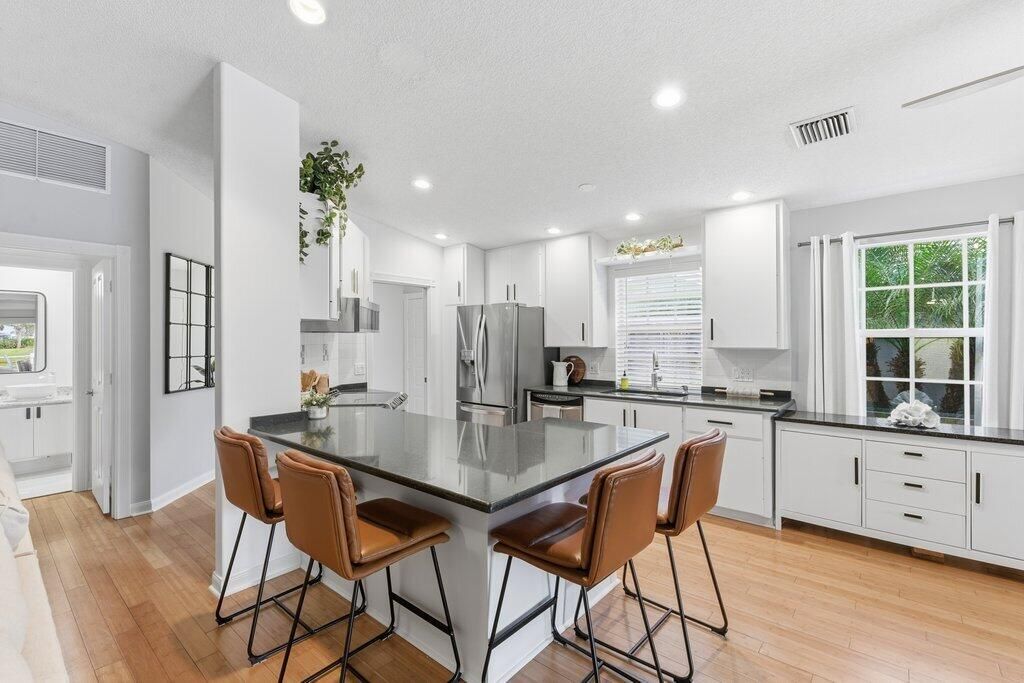 合同活跃: $339,999 (2 贝兹, 2 浴室, 1525 平方英尺)