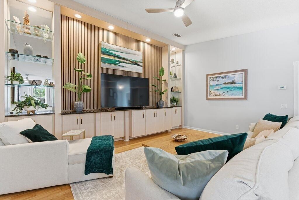 合同活跃: $339,999 (2 贝兹, 2 浴室, 1525 平方英尺)