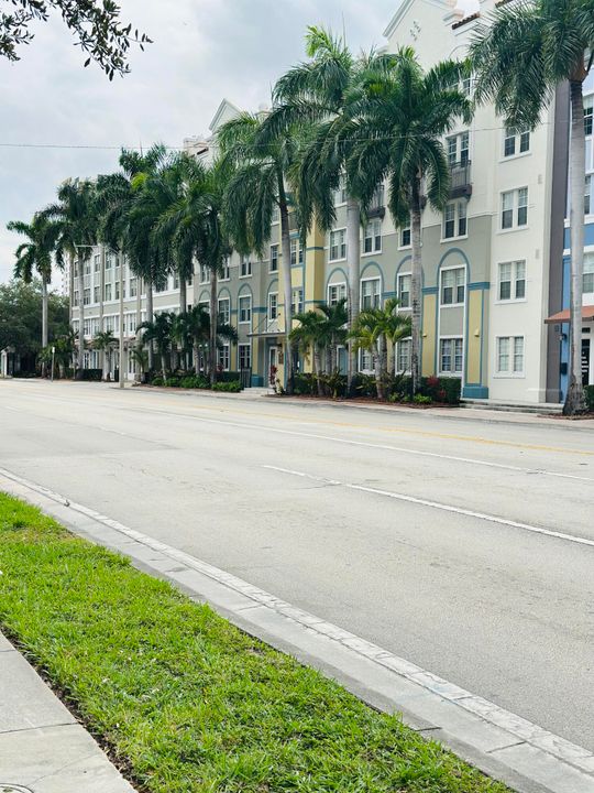 待售: $299,900 (1 贝兹, 1 浴室, 760 平方英尺)