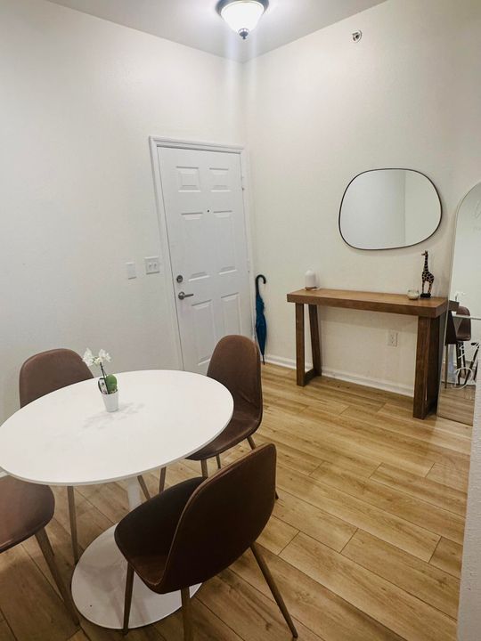 待售: $299,900 (1 贝兹, 1 浴室, 760 平方英尺)