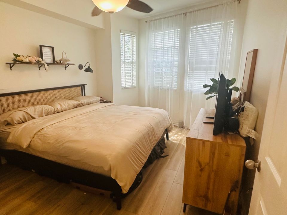 待售: $299,900 (1 贝兹, 1 浴室, 760 平方英尺)