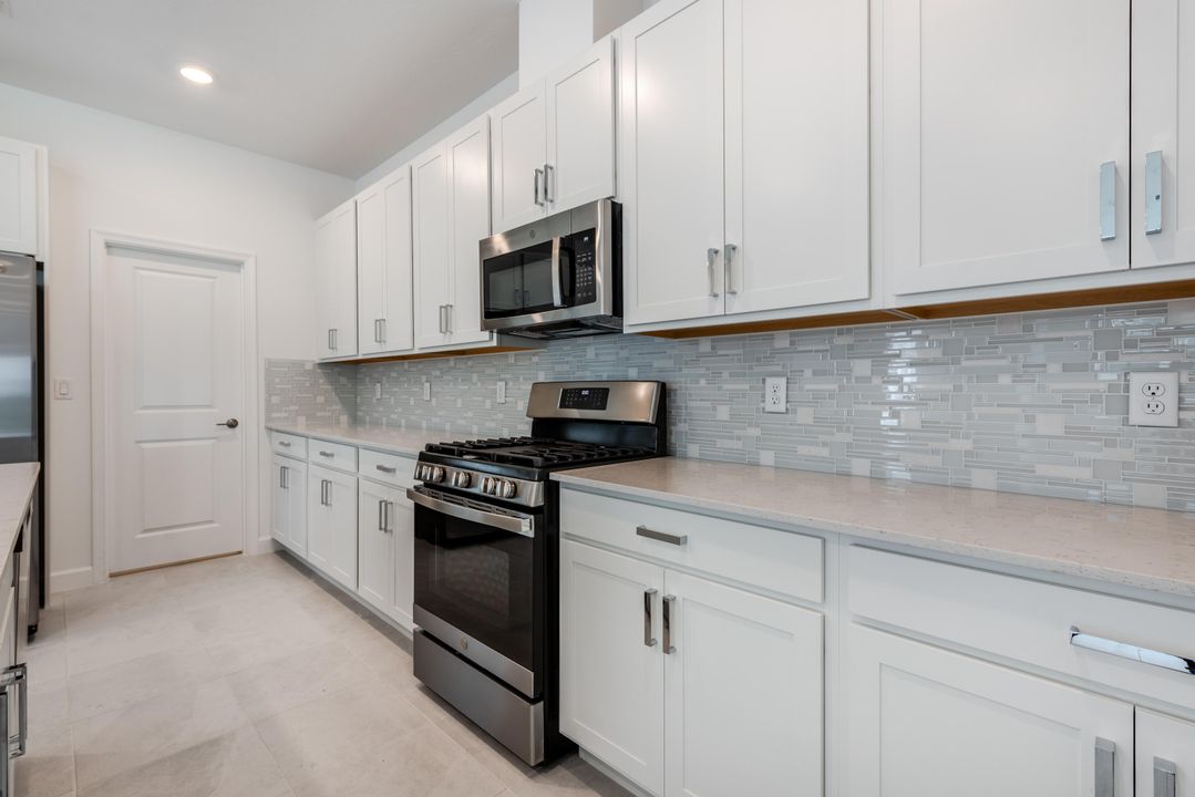 For Rent: $3,250 (3 beds, 2 baths, 1954 Square Feet)