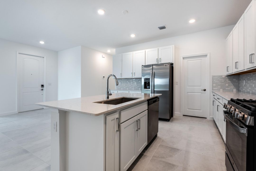 For Rent: $3,250 (3 beds, 2 baths, 1954 Square Feet)