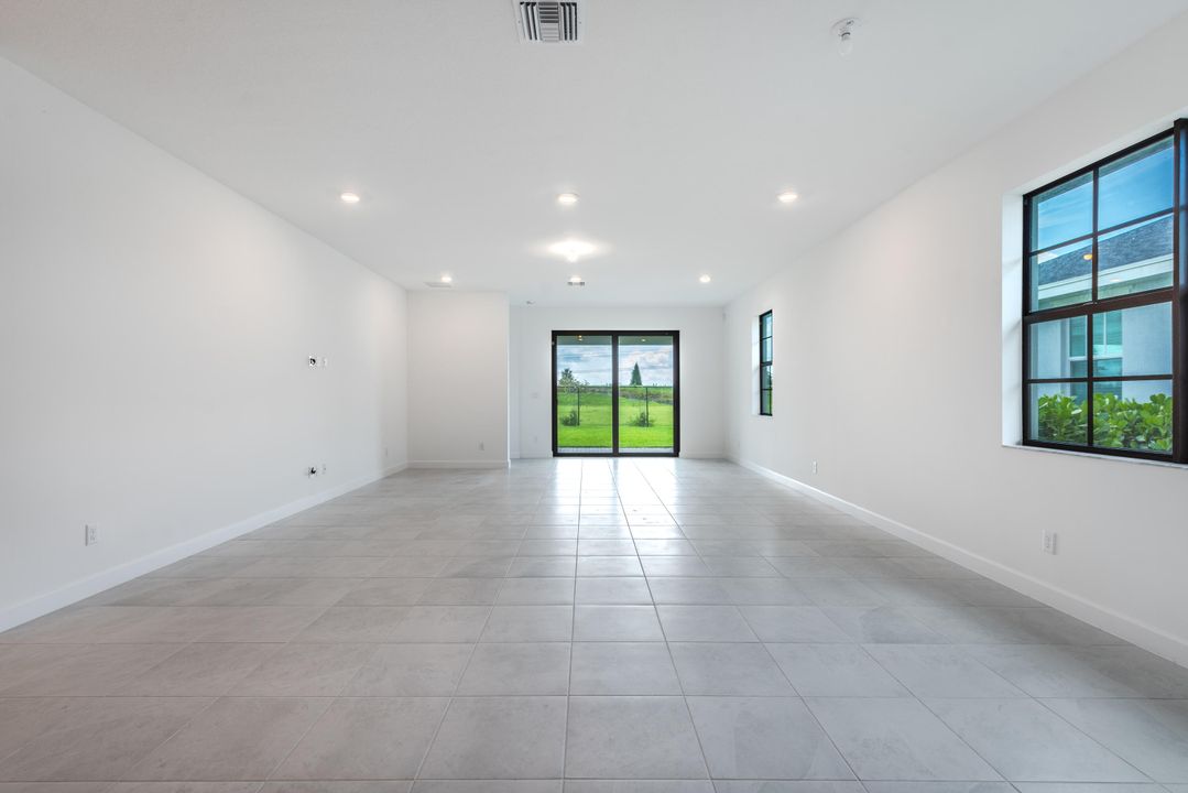 For Rent: $3,250 (3 beds, 2 baths, 1954 Square Feet)