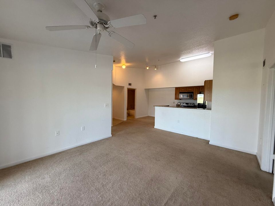 For Rent: $1,750 (2 beds, 2 baths, 960 Square Feet)
