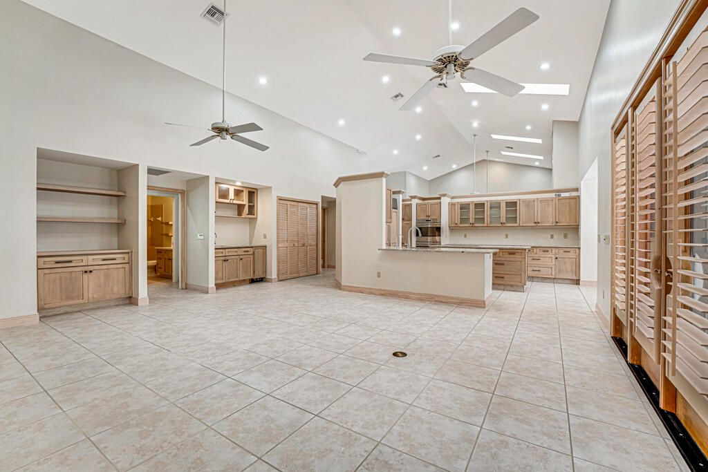 For Sale: $2,400,000 (4 beds, 4 baths, 5155 Square Feet)