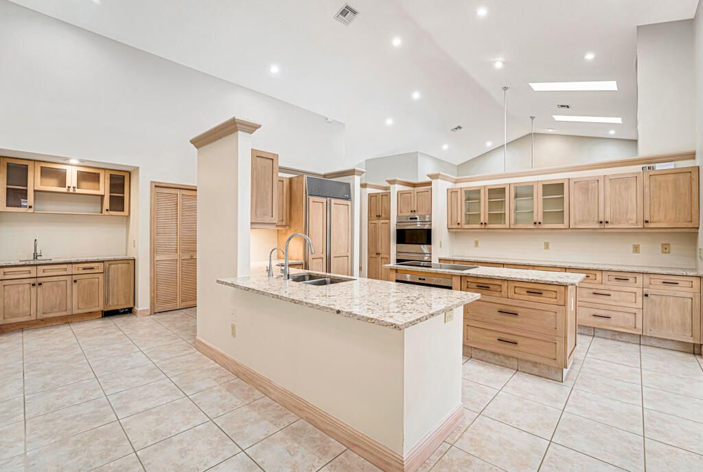 For Sale: $2,400,000 (4 beds, 4 baths, 5155 Square Feet)