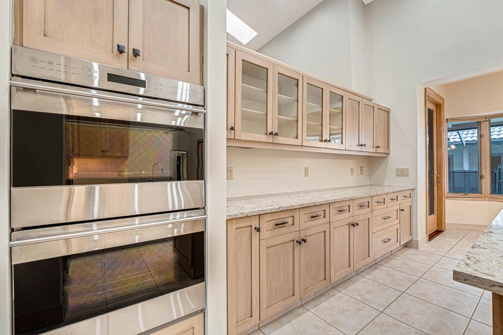 For Sale: $2,400,000 (4 beds, 4 baths, 5155 Square Feet)