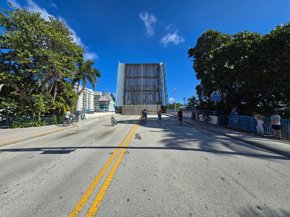 Active With Contract: $2,600 (1 beds, 1 baths, 650 Square Feet)