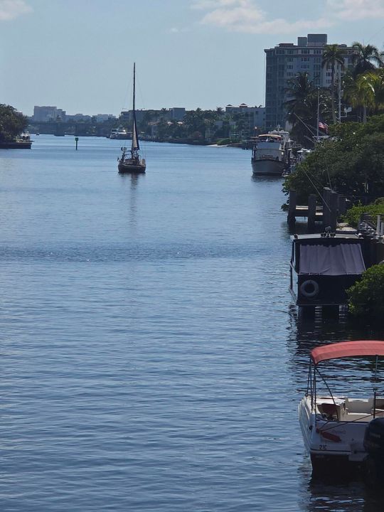 Active With Contract: $2,600 (1 beds, 1 baths, 650 Square Feet)