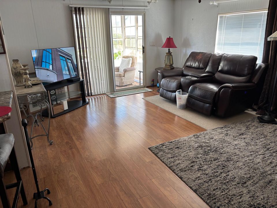 For Sale: $159,000 (2 beds, 2 baths, 1280 Square Feet)