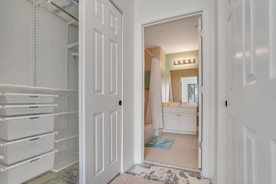 合同活跃: $2,800 (2 贝兹, 2 浴室, 1131 平方英尺)