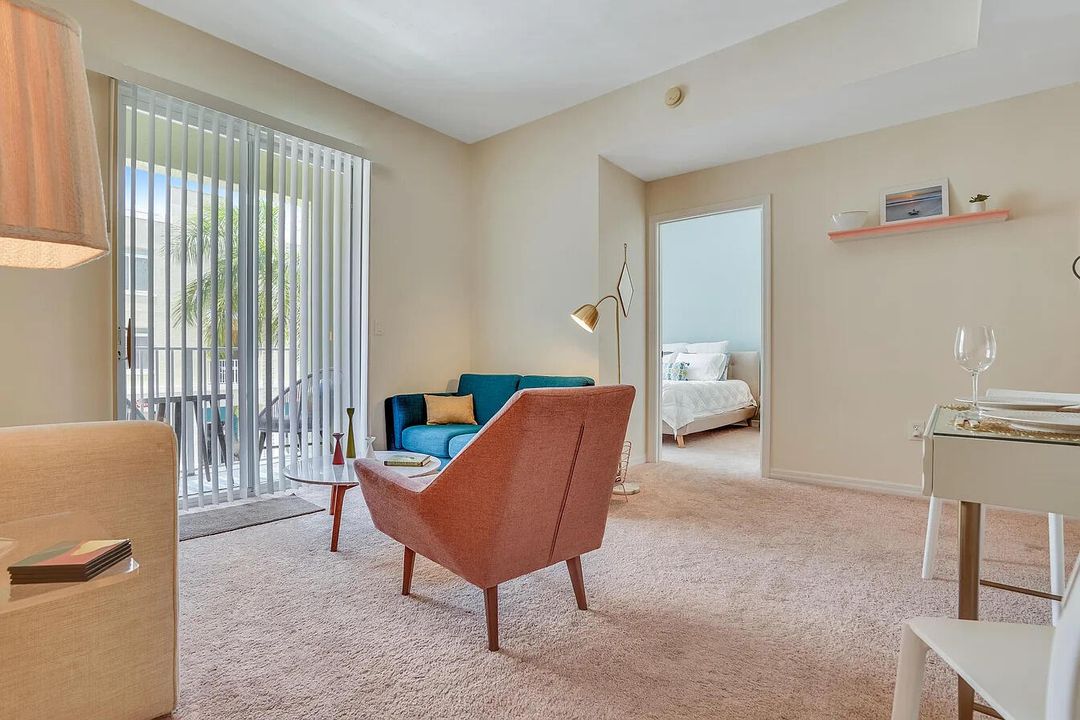 合同活跃: $2,800 (2 贝兹, 2 浴室, 1131 平方英尺)