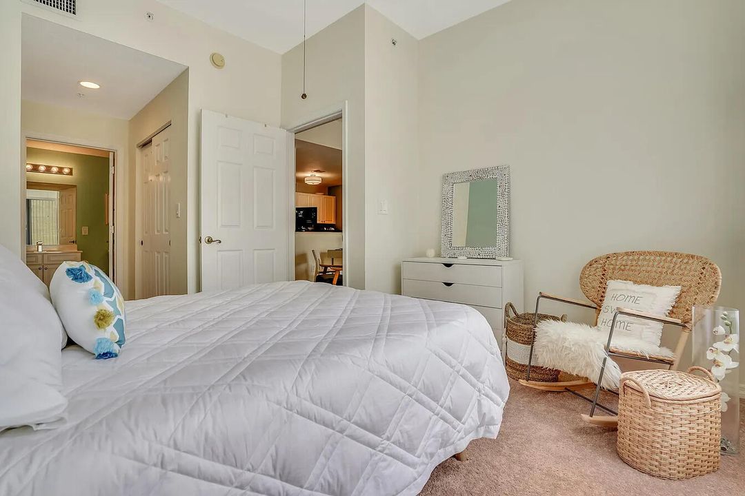 合同活跃: $2,800 (2 贝兹, 2 浴室, 1131 平方英尺)