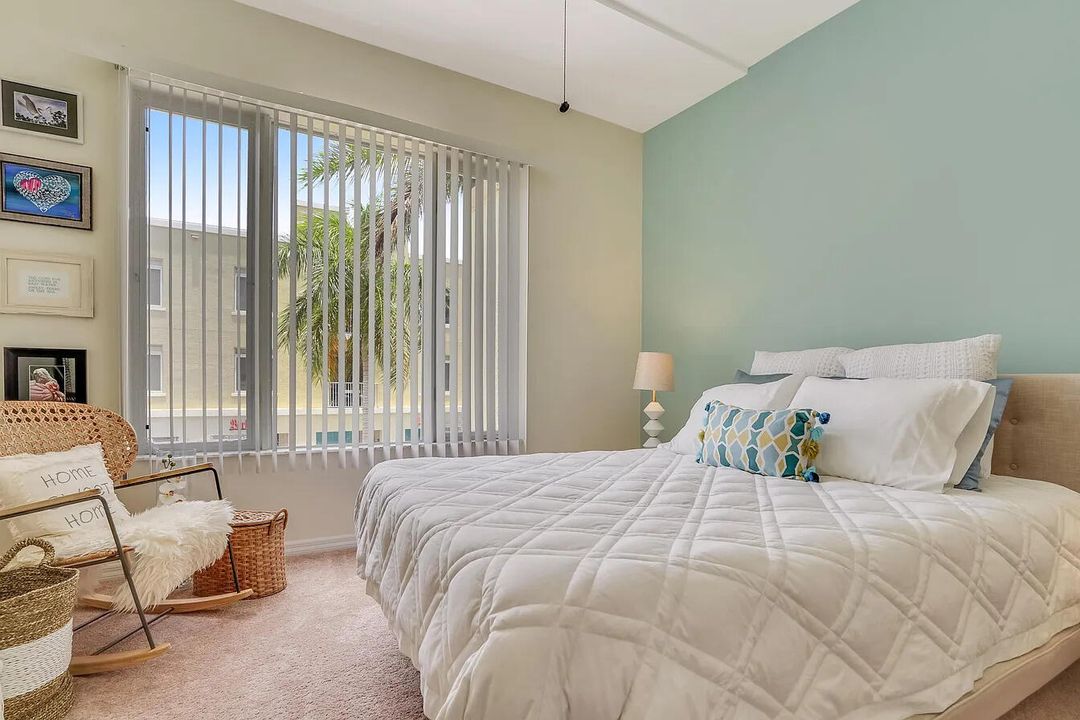 合同活跃: $2,800 (2 贝兹, 2 浴室, 1131 平方英尺)