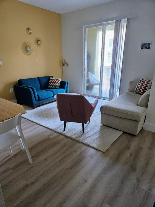 合同活跃: $2,800 (2 贝兹, 2 浴室, 1131 平方英尺)