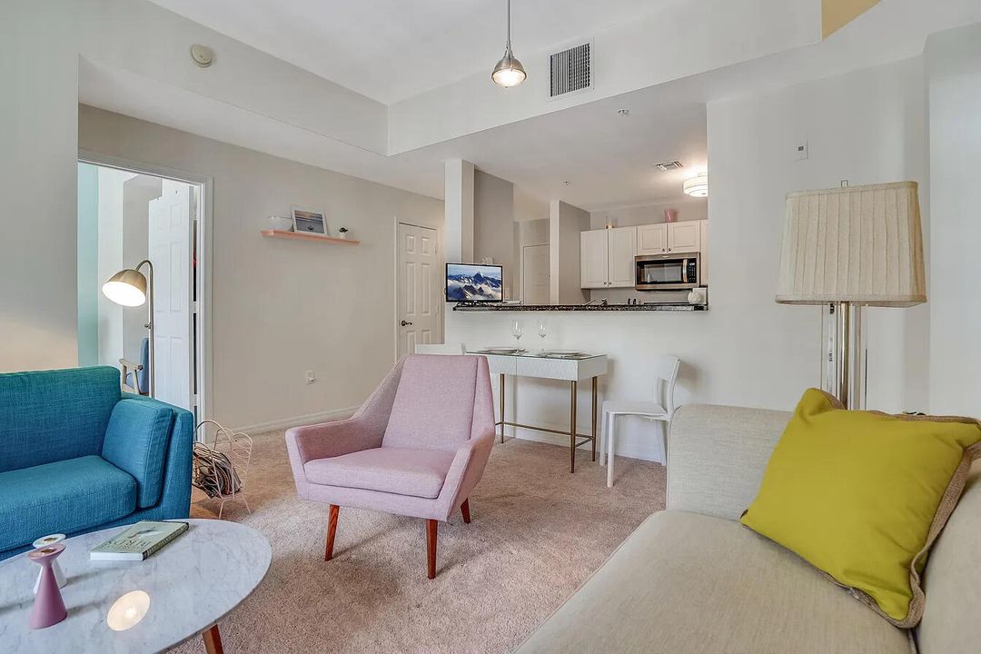 合同活跃: $2,800 (2 贝兹, 2 浴室, 1131 平方英尺)