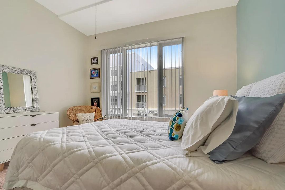 合同活跃: $2,800 (2 贝兹, 2 浴室, 1131 平方英尺)