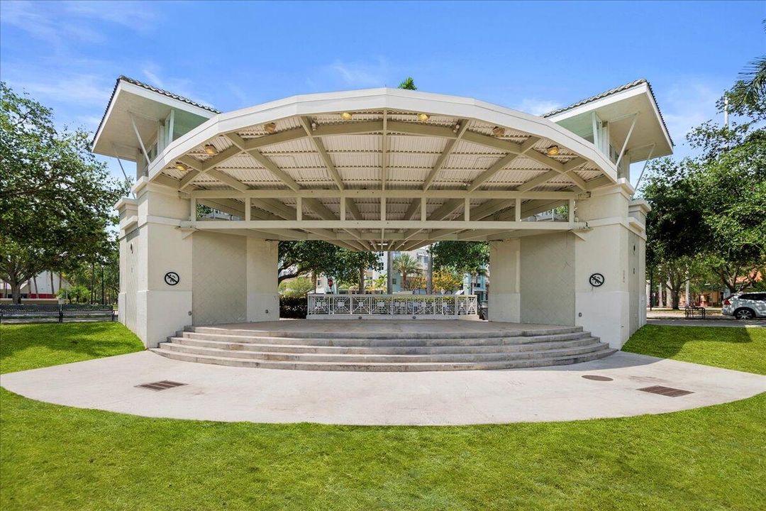 合同活跃: $2,800 (2 贝兹, 2 浴室, 1131 平方英尺)