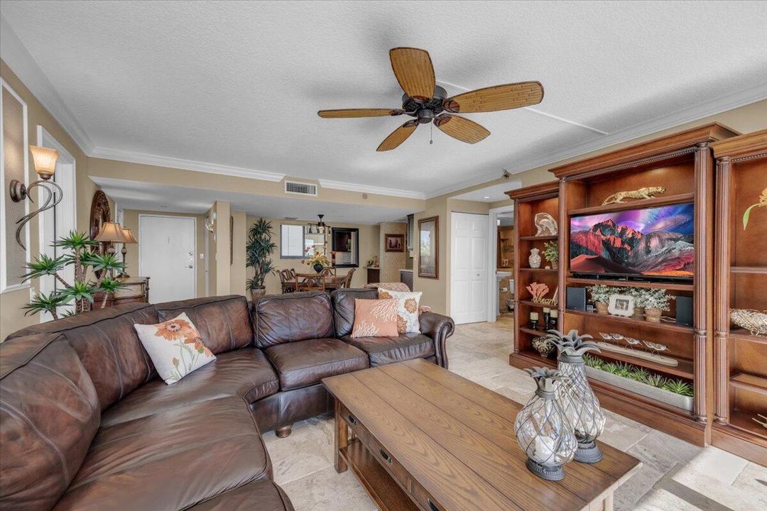 For Sale: $749,000 (2 beds, 2 baths, 1170 Square Feet)