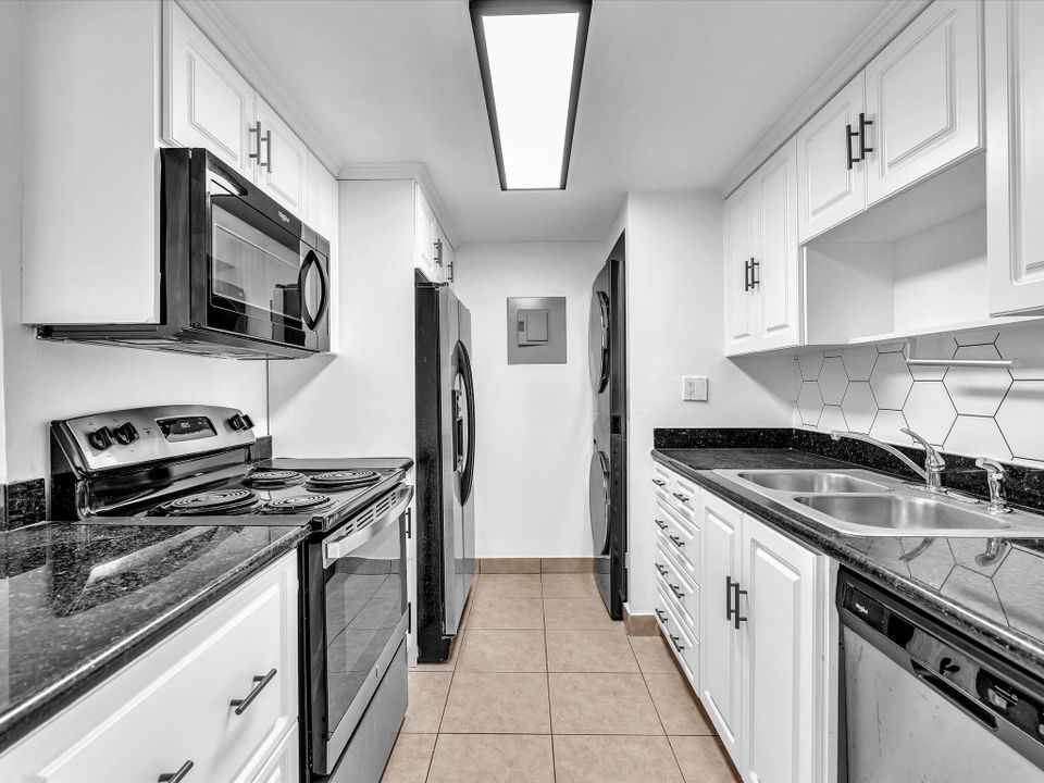 出租: $2,200 (2 贝兹, 2 浴室, 956 平方英尺)