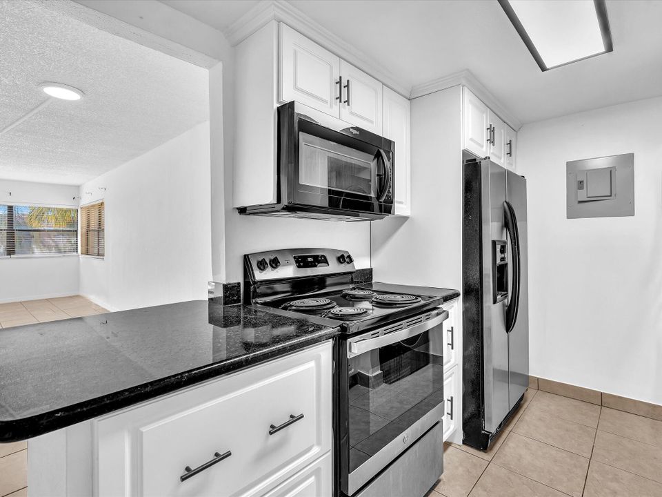 出租: $2,200 (2 贝兹, 2 浴室, 956 平方英尺)