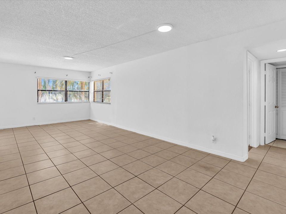 出租: $2,200 (2 贝兹, 2 浴室, 956 平方英尺)