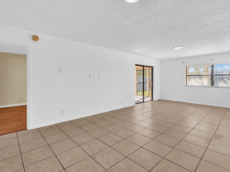 出租: $2,200 (2 贝兹, 2 浴室, 956 平方英尺)