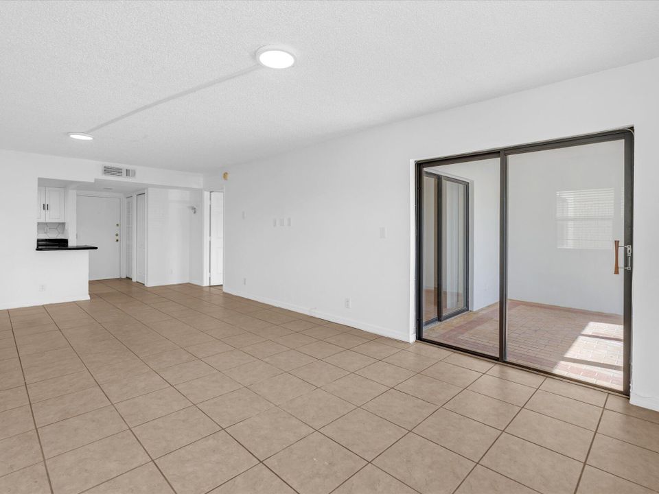 出租: $2,200 (2 贝兹, 2 浴室, 956 平方英尺)