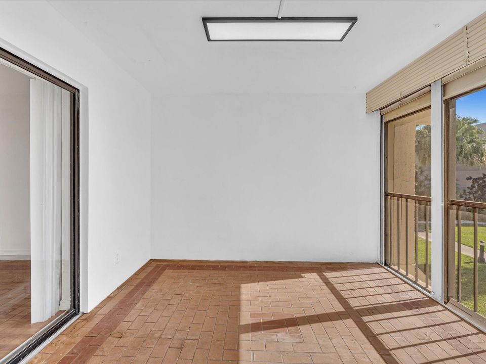 出租: $2,200 (2 贝兹, 2 浴室, 956 平方英尺)