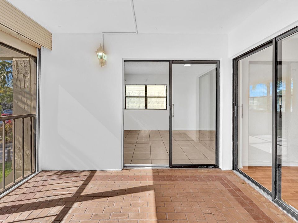 出租: $2,200 (2 贝兹, 2 浴室, 956 平方英尺)