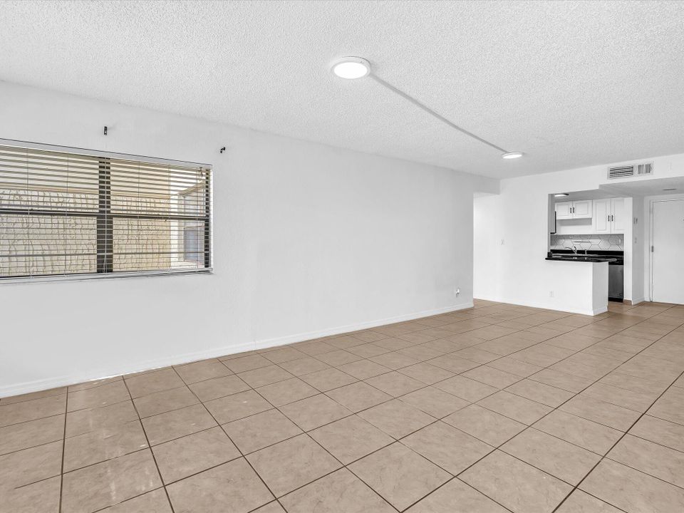 出租: $2,200 (2 贝兹, 2 浴室, 956 平方英尺)