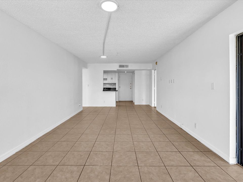 出租: $2,200 (2 贝兹, 2 浴室, 956 平方英尺)