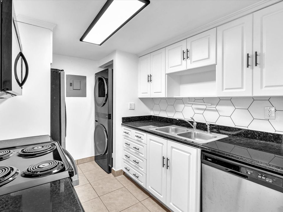 出租: $2,200 (2 贝兹, 2 浴室, 956 平方英尺)