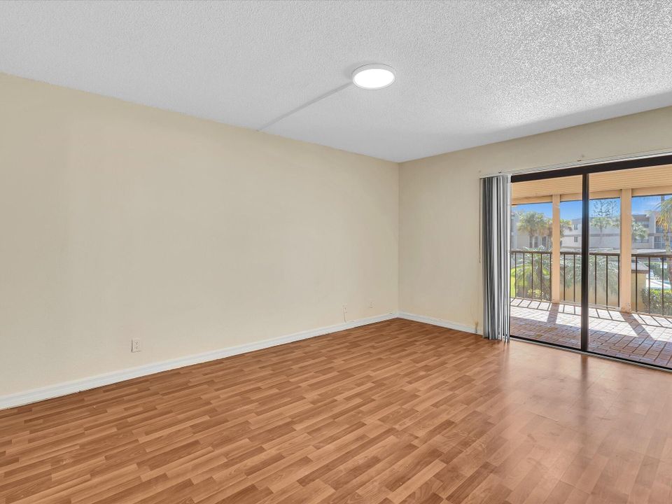 出租: $2,200 (2 贝兹, 2 浴室, 956 平方英尺)