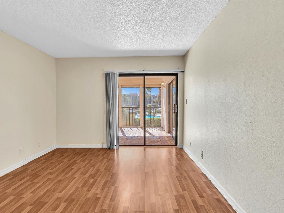 出租: $2,200 (2 贝兹, 2 浴室, 956 平方英尺)