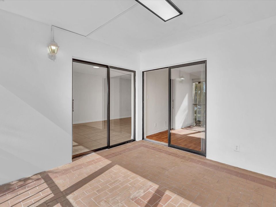 出租: $2,200 (2 贝兹, 2 浴室, 956 平方英尺)