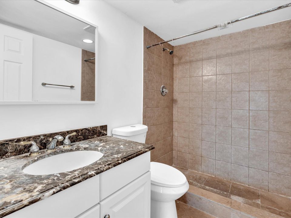 出租: $2,200 (2 贝兹, 2 浴室, 956 平方英尺)