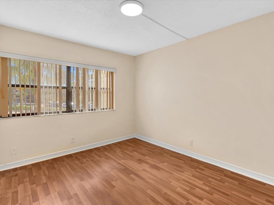 出租: $2,200 (2 贝兹, 2 浴室, 956 平方英尺)