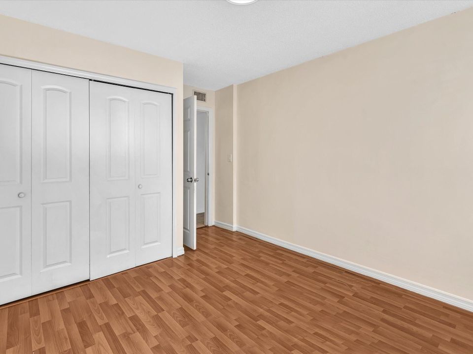 出租: $2,200 (2 贝兹, 2 浴室, 956 平方英尺)